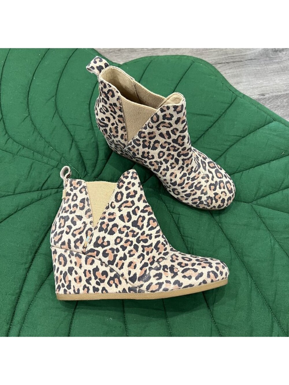 Toms Womens 7 Kelsey Leopard Round Toe Casual Ankle Wedge Heel Booties